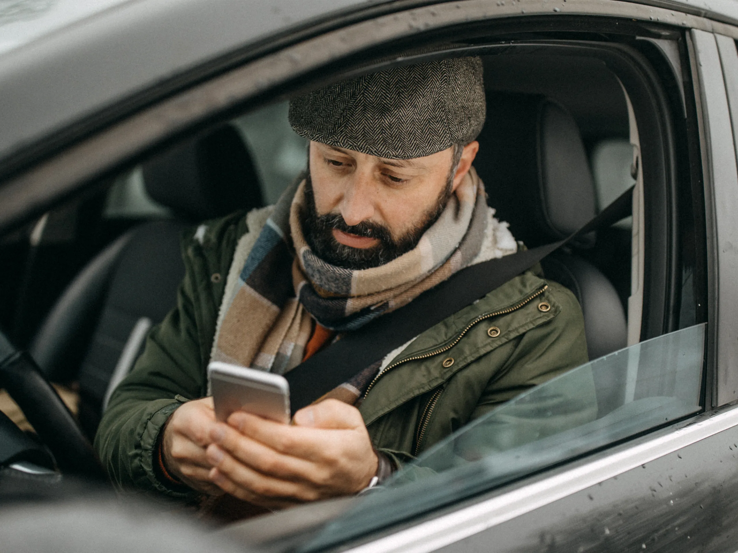 Man gebruikt smartphone in auto