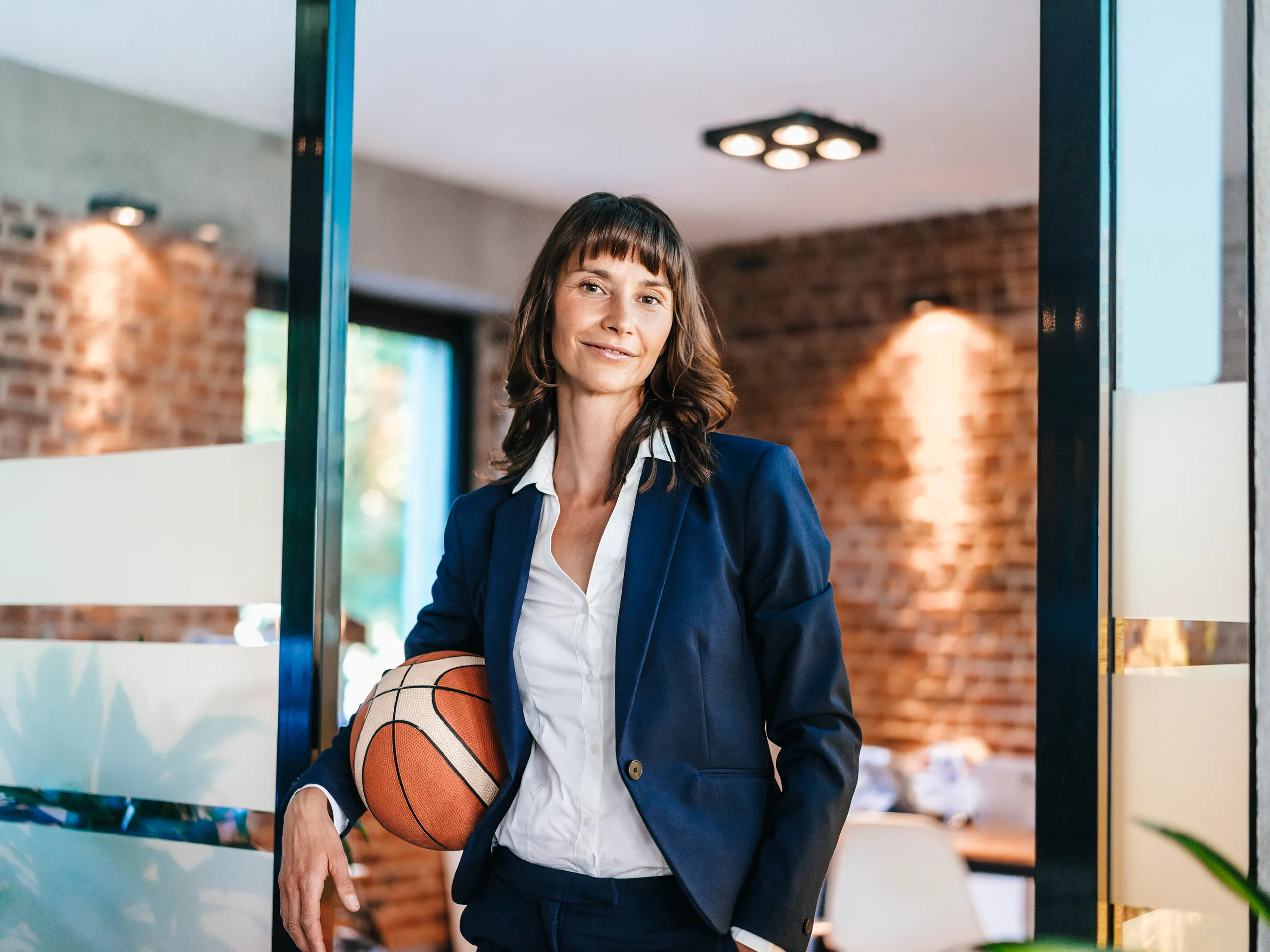 Vrouw met basketbal in een kantoor