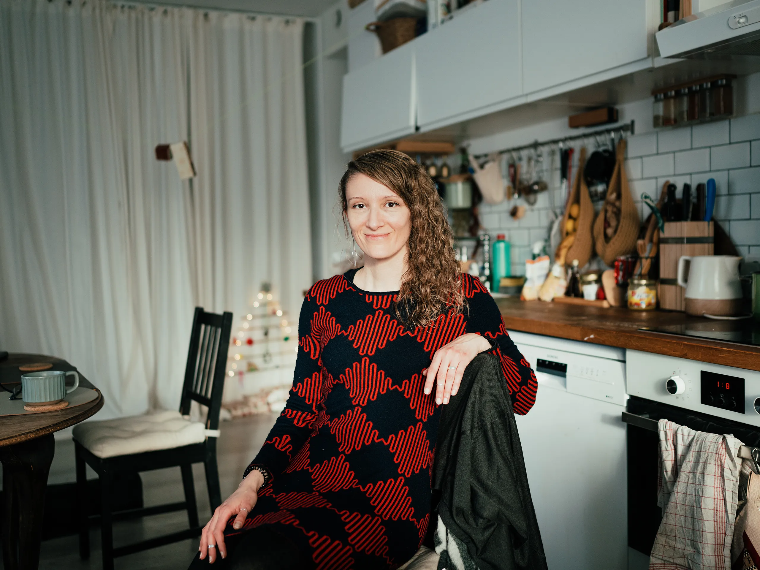 glimlachende vrouw op stoel