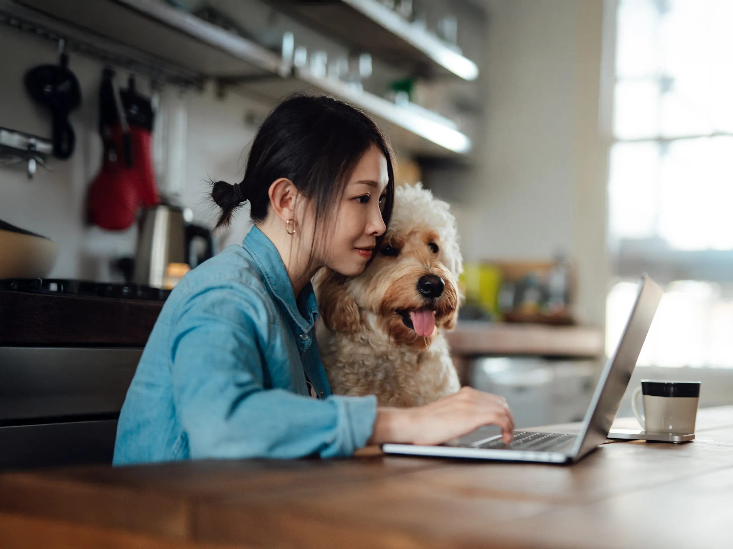 Vrouw achter laptop