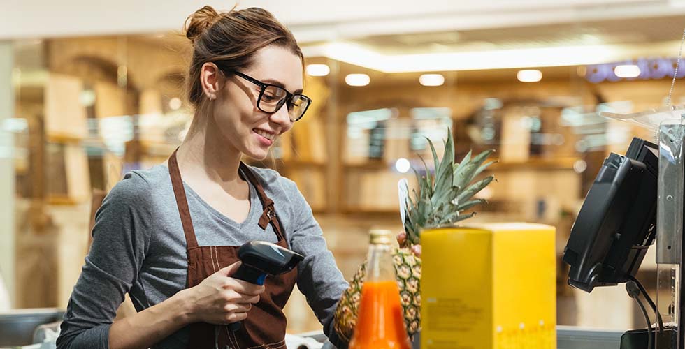 jonge-meid-achter-kassa-supermarkt