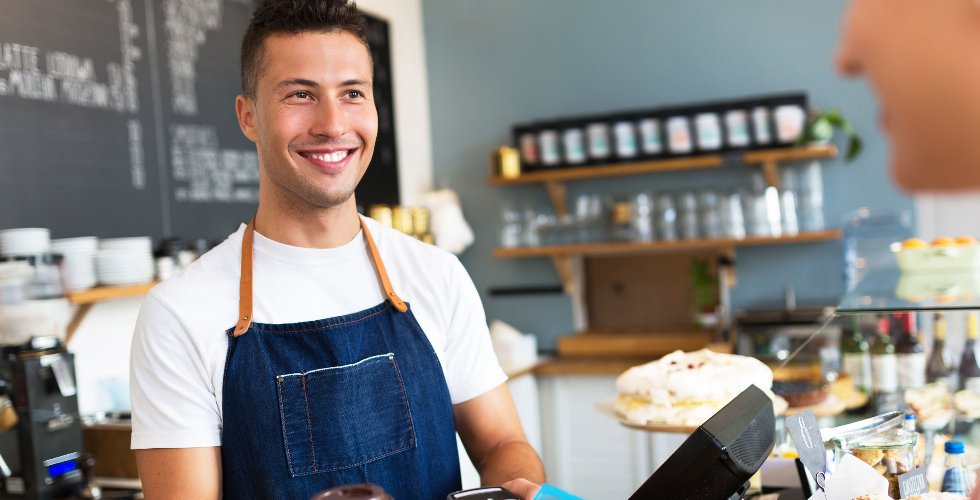Ondernemer in restaurant schenkt koffie aan de bar