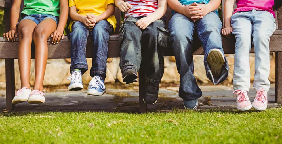 vijf-kinderen-op-houten-bank