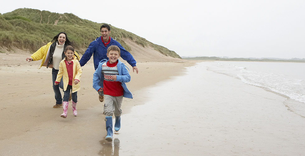 gezin rent langs duinen