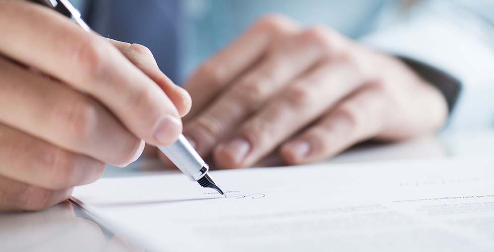 man-ondertekent-document-header