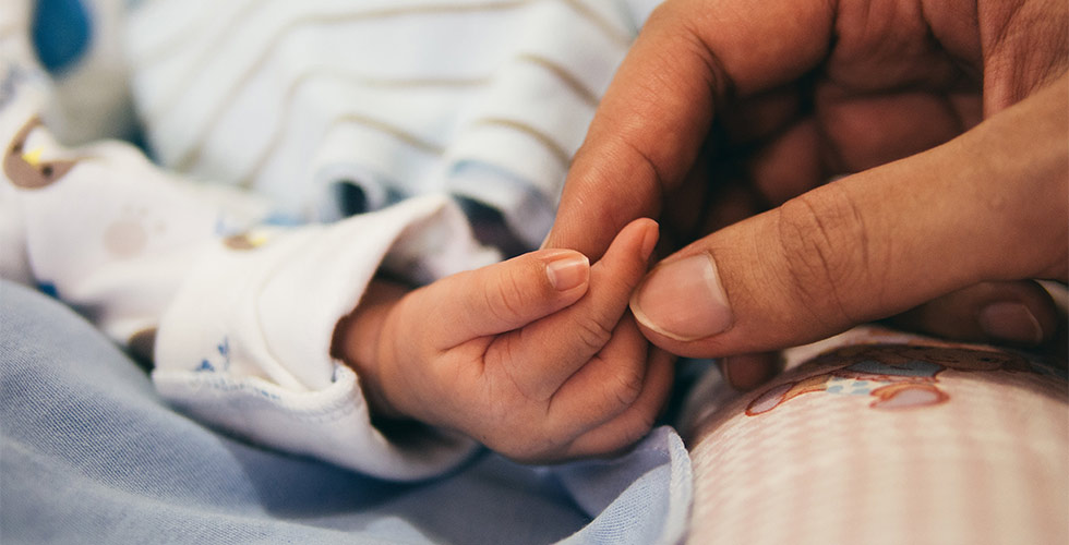 hand baby en moeder