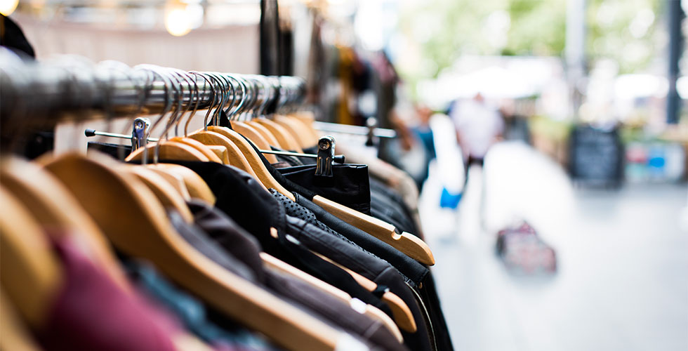 kleding aan rek winkel