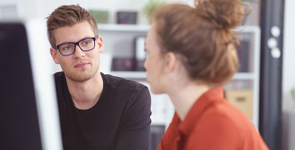 man-en-collega-in-gesprek-header