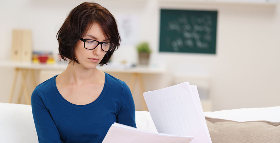Vrouw met documenten Vrouw met documenten