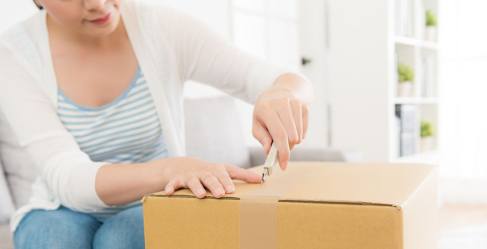 Vrouw opent pakket_header