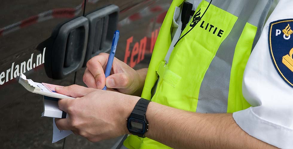 politieman-met-rijbewijs-in-hand