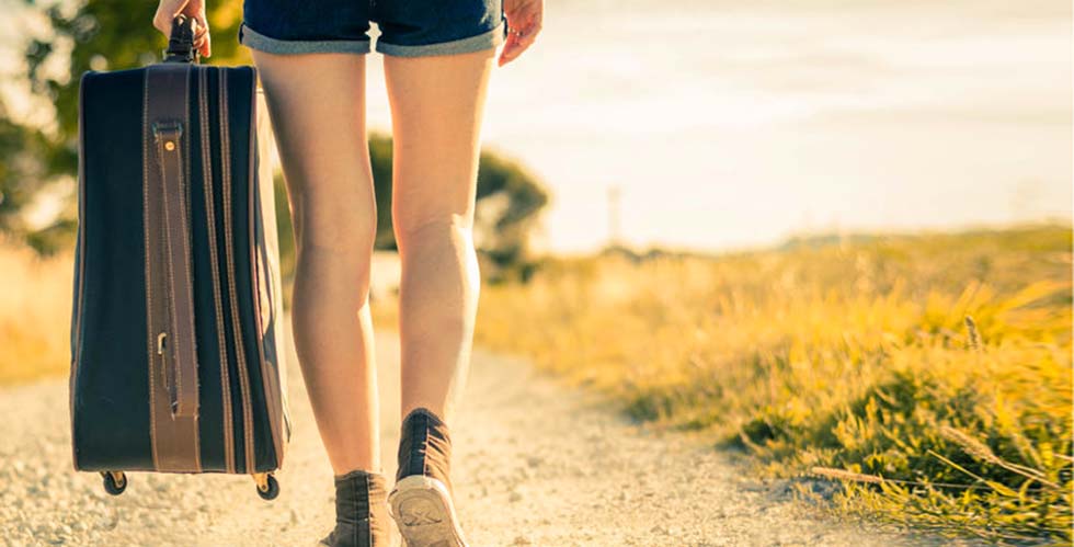 vrouw-met-koffer-loopt-weg-header