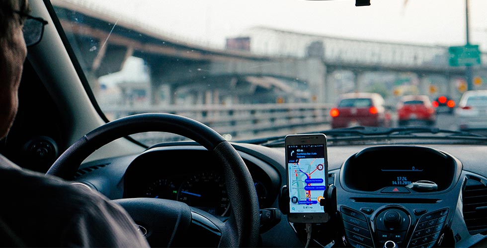 man in auto navigatie