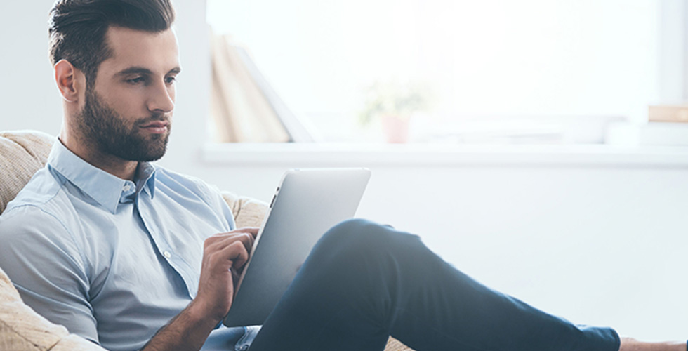 man met tablet thuis