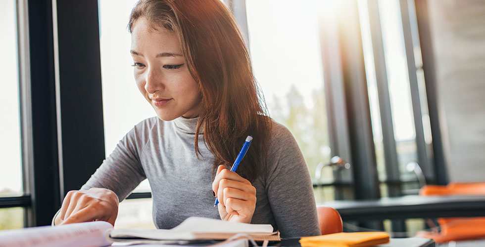 student-achter-desk-header
