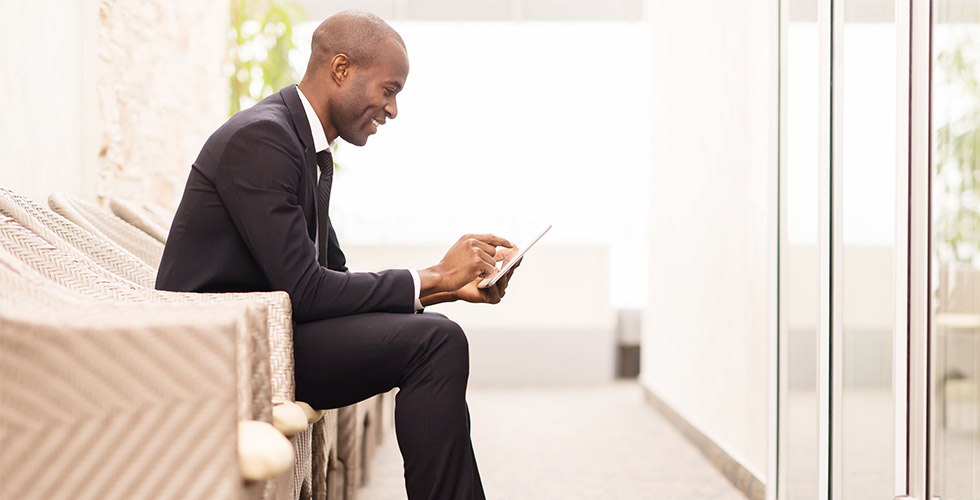 donkere man leest op tablet