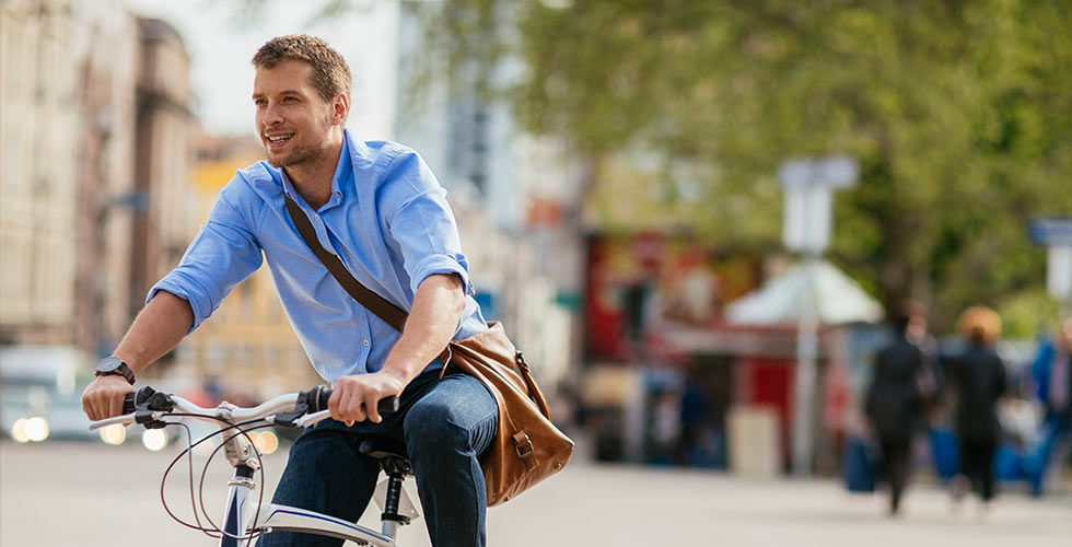 Jonge man op fiets