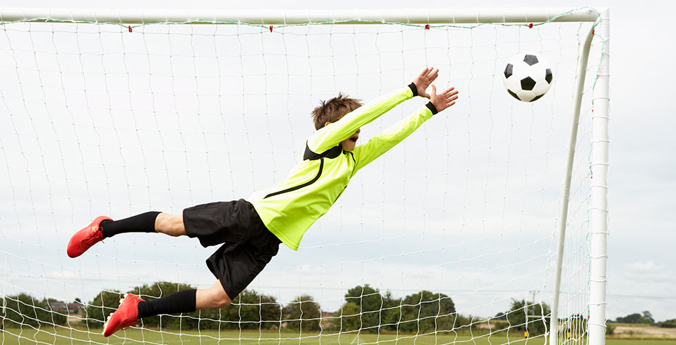 keeper springt naar de bal