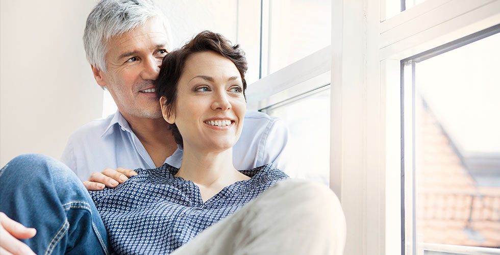 man en vrouw zitten op de vensterbank