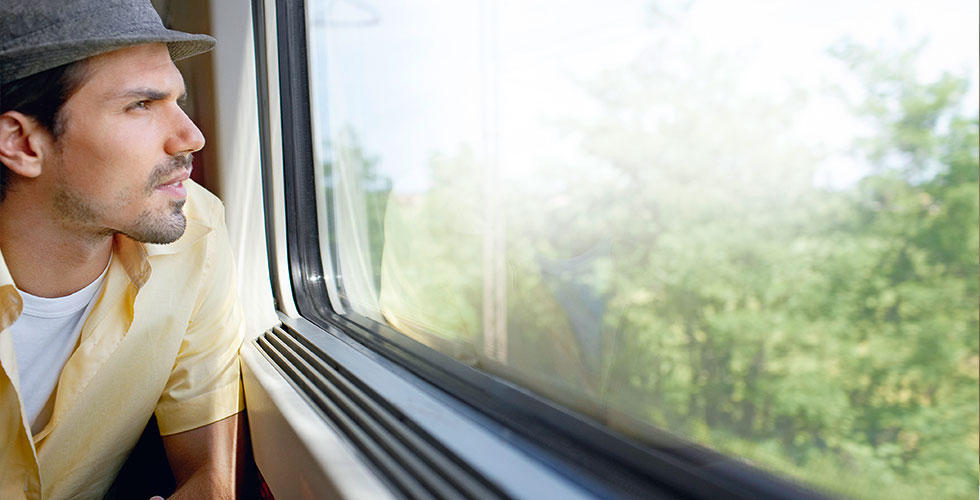 man met hoed in de trein
