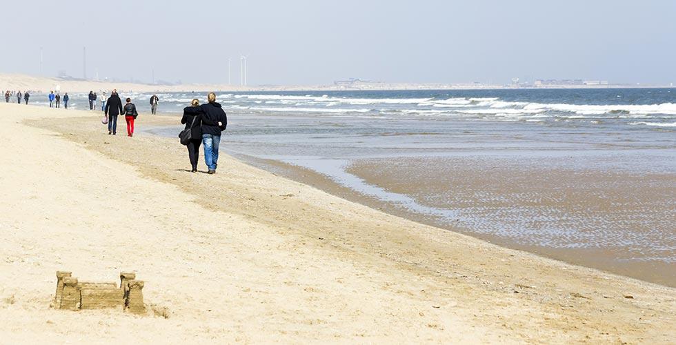 stel wandelend op het strand