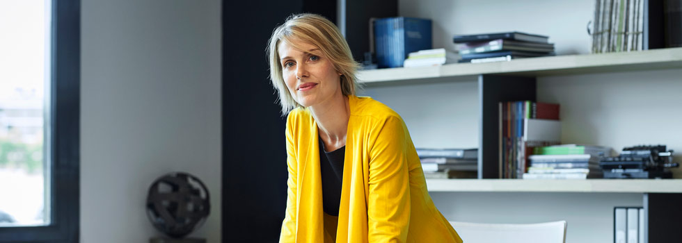 Vrouw staat achter laptop Hulp_voor_ondernemers_ARAG