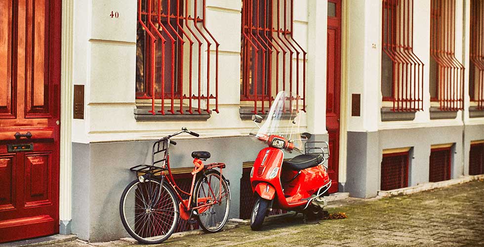 scooter en fiets voor de deur
