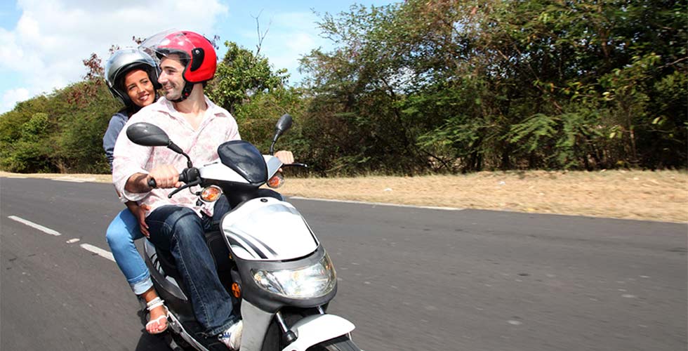 stel op scooter op vakantie