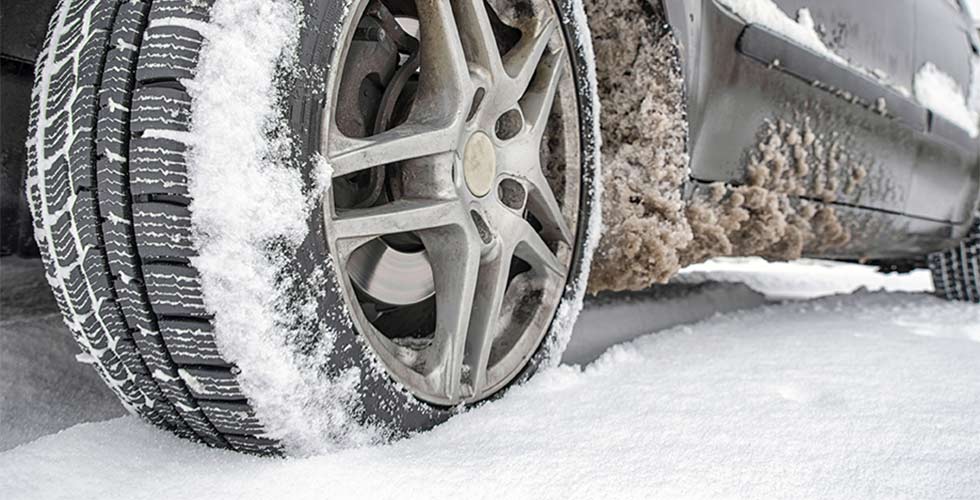winterbanden in de sneeuw